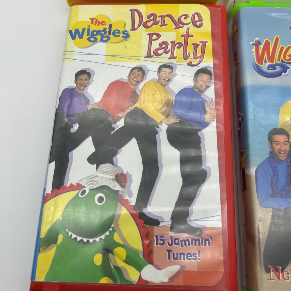 The Wiggles VHS Lot of 4 Dance Party Wiggle Bay Wiggly World Magical Adventure - Picture 2 of 10